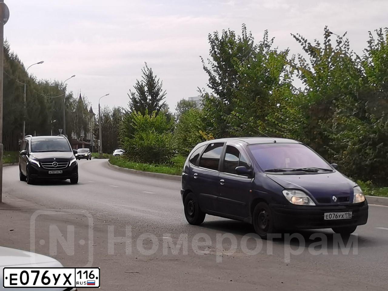 Фото автомобиля RENAULT MEGANE /GRAND/ SCENIC, 2003 — госномер Т330ХТ790. Цвет: синий