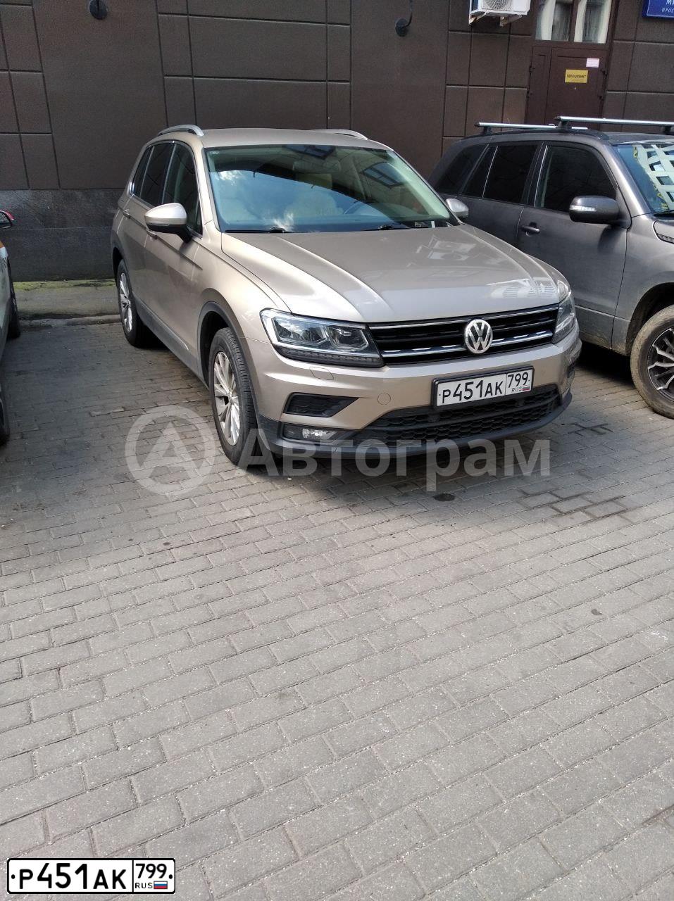 Фото автомобиля VOLKSWAGEN TIGUAN, 2017 — госномер Р451АК799. Цвет: БЕЖЕВЫЙ