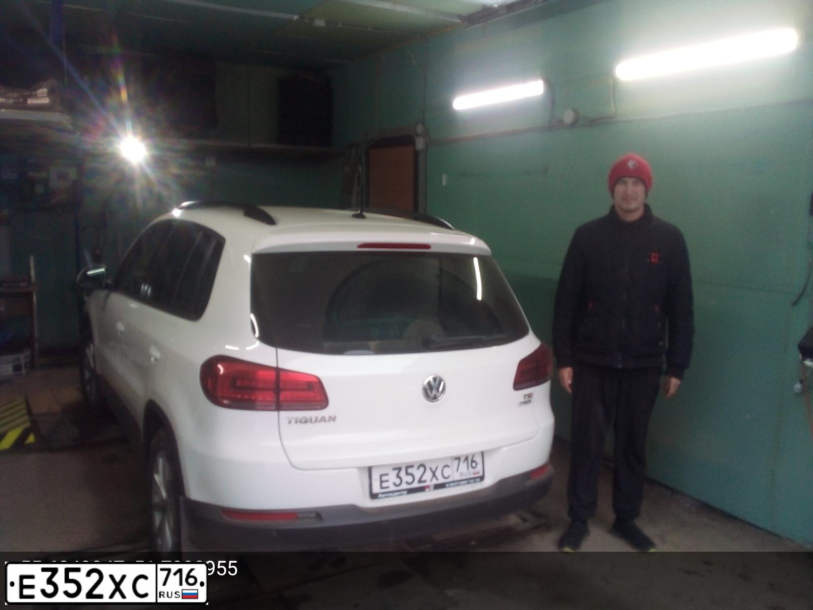 Фото автомобиля VOLKSWAGEN TIGUAN, 2016 — госномер Р626КА716. Цвет: Белый