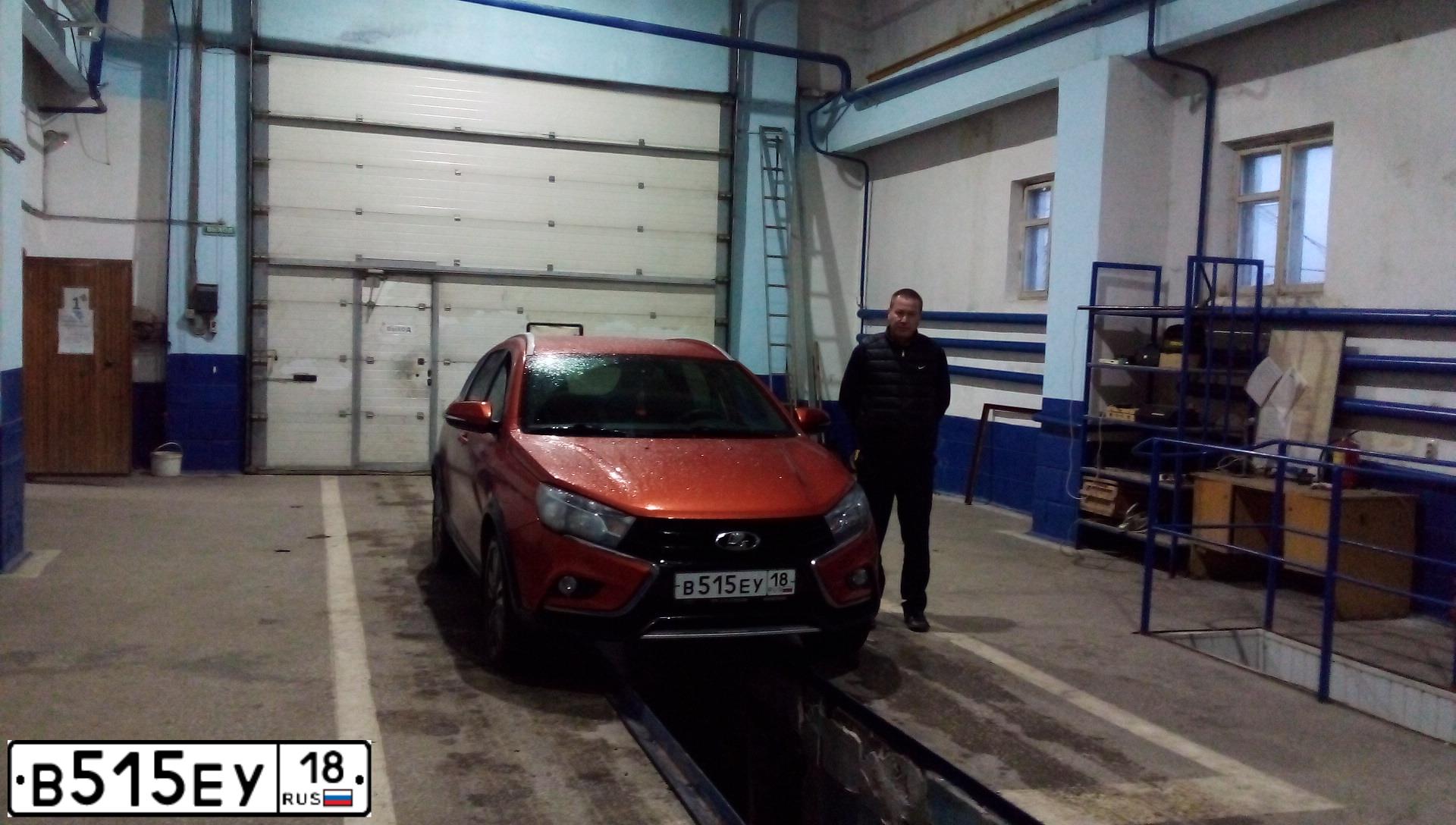 Фото автомобиля LADA VESTA, 2019 — госномер В515ЕУ18. Цвет: ОРАНЖЕВЫЙ