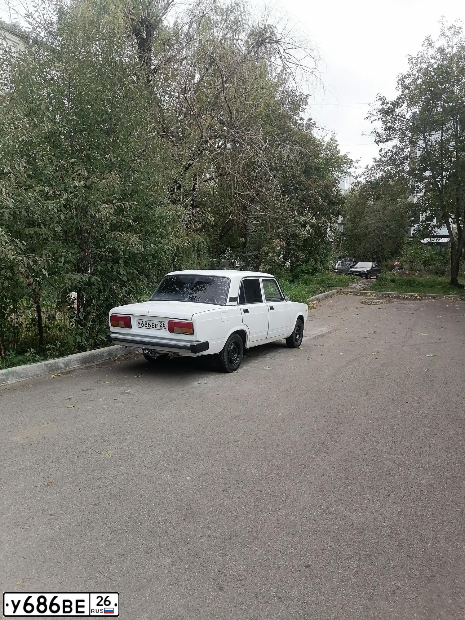 Фото автомобиля LADA 2105 LADA, 2003 — госномер В555ЕР26. Цвет: ЯРКО-БЕЛЫЙ