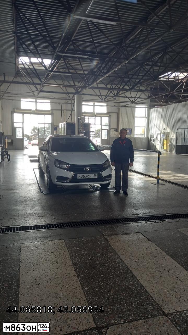 Фото автомобиля LADA VESTA, 2020 — госномер К007АВ126. Цвет: Белый