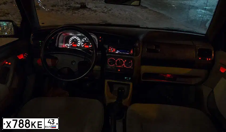 Фото автомобиля VOLKSWAGEN VENTO, 1992 — госномер Х788КЕ43. Цвет: ФИОЛЕТОВЫЙ