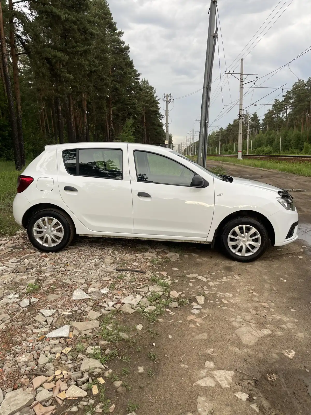 Фото автомобиля RENAULT SANDERO, 2019 — госномер К992РО799. Цвет: Красный