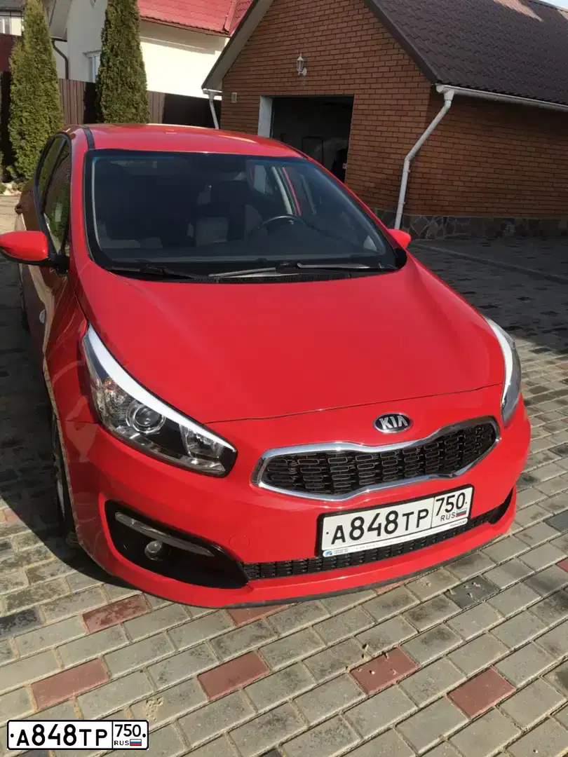 Фото автомобиля KIA CEE'D, 2015 — госномер Е772СЕ777. Цвет: КРАСНЫЙ