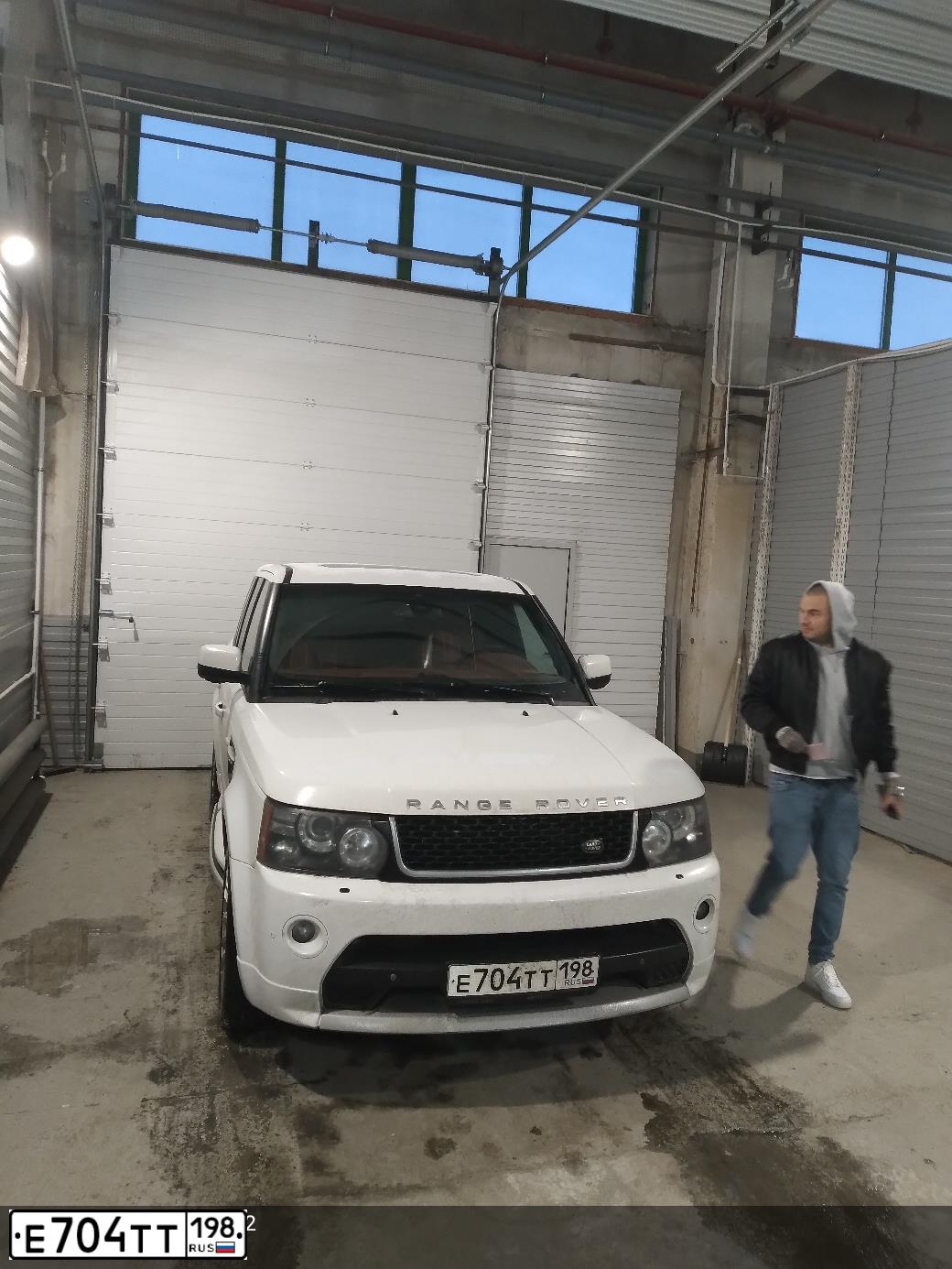 Фото автомобиля LANDROVER RANGE ROVER SPORT, 2012 — госномер Е704ТТ198. Цвет: ЯРКО - БЕЛЫЙ