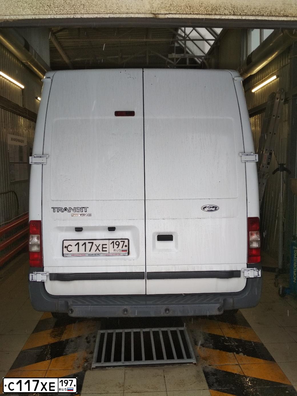 Фото автомобиля FORD TRANSIT, 2008 — госномер Н452КО199. Цвет: Белый