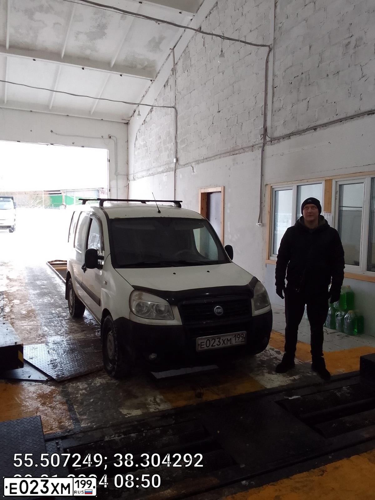 Фото автомобиля FIAT DOBLO, 2007 — госномер Е023ХМ199. Цвет: Белый