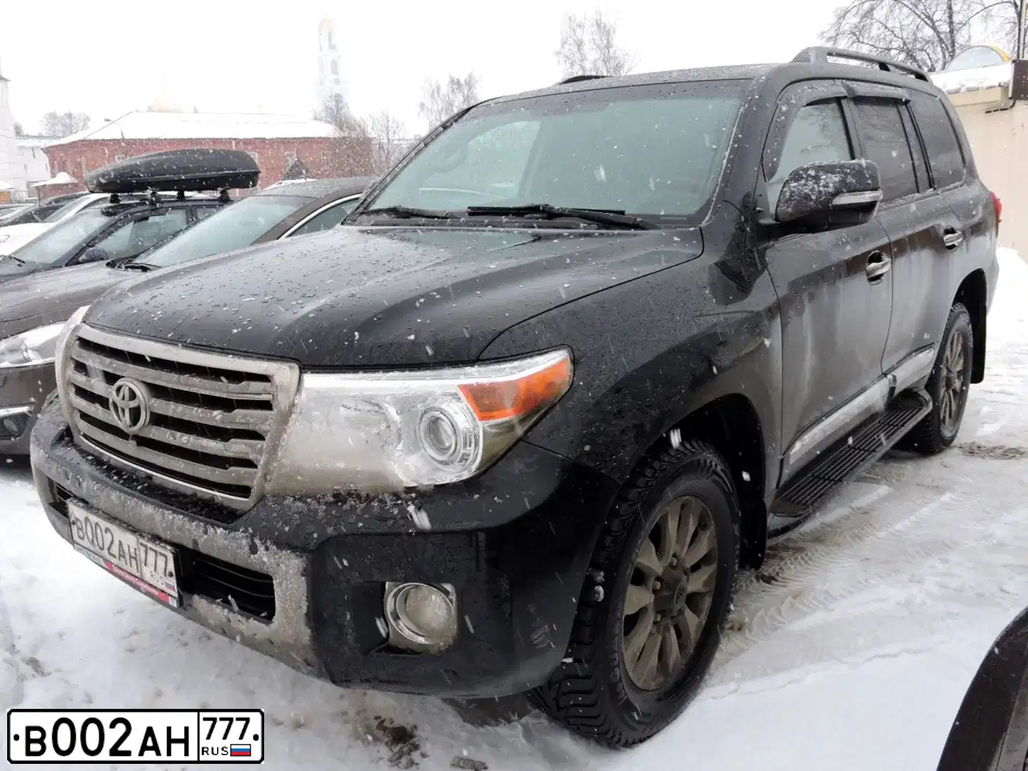 Фото автомобиля TOYOTA LANDCRUISER 200, 2013 — госномер В002АН777. Цвет: ЧЕРНЫЙ