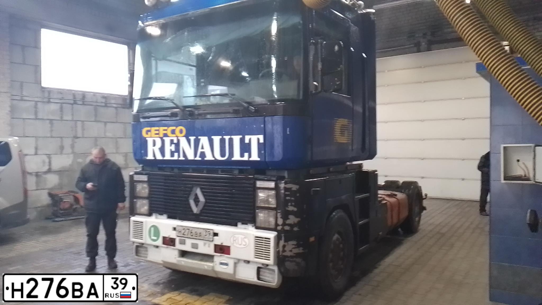 Фото автомобиля RENAULT MAGNUM, 1994 — госномер С810УА39. Цвет: синий