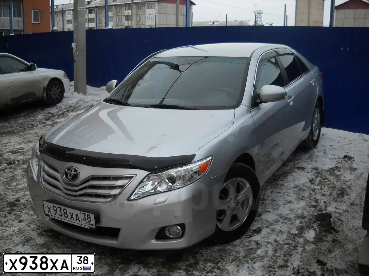 Фото автомобиля TOYOTA CAMRY, 2010 — госномер Х938ХА38. Цвет: СЕРЕБРИСТЫЙ МЕТАЛЛИК