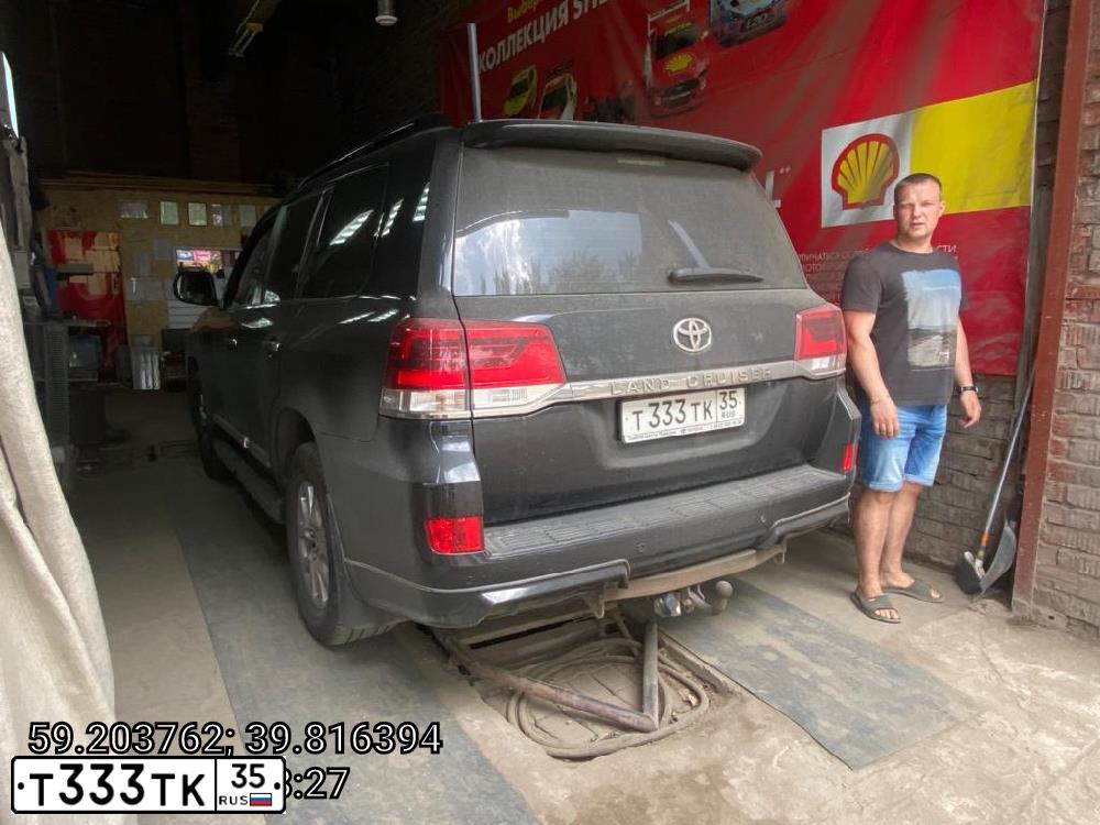 Фото автомобиля TOYOTA LANDCRUISER, 2001 — госномер Т333ТК35. Цвет: БЕЛЫЙ (СЕРЕБРИСТЫЙ)