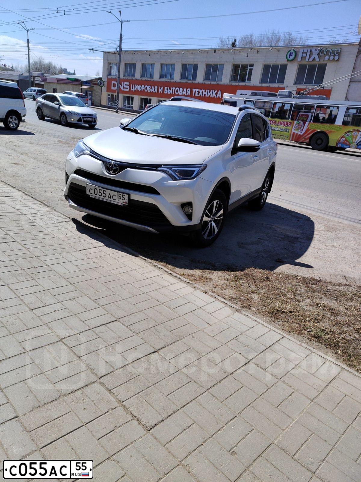 Фото автомобиля TOYOTA RAV4, 2018 — госномер С055АС55. Цвет: БЕЛЫЙ ПЕРЛАМУТР