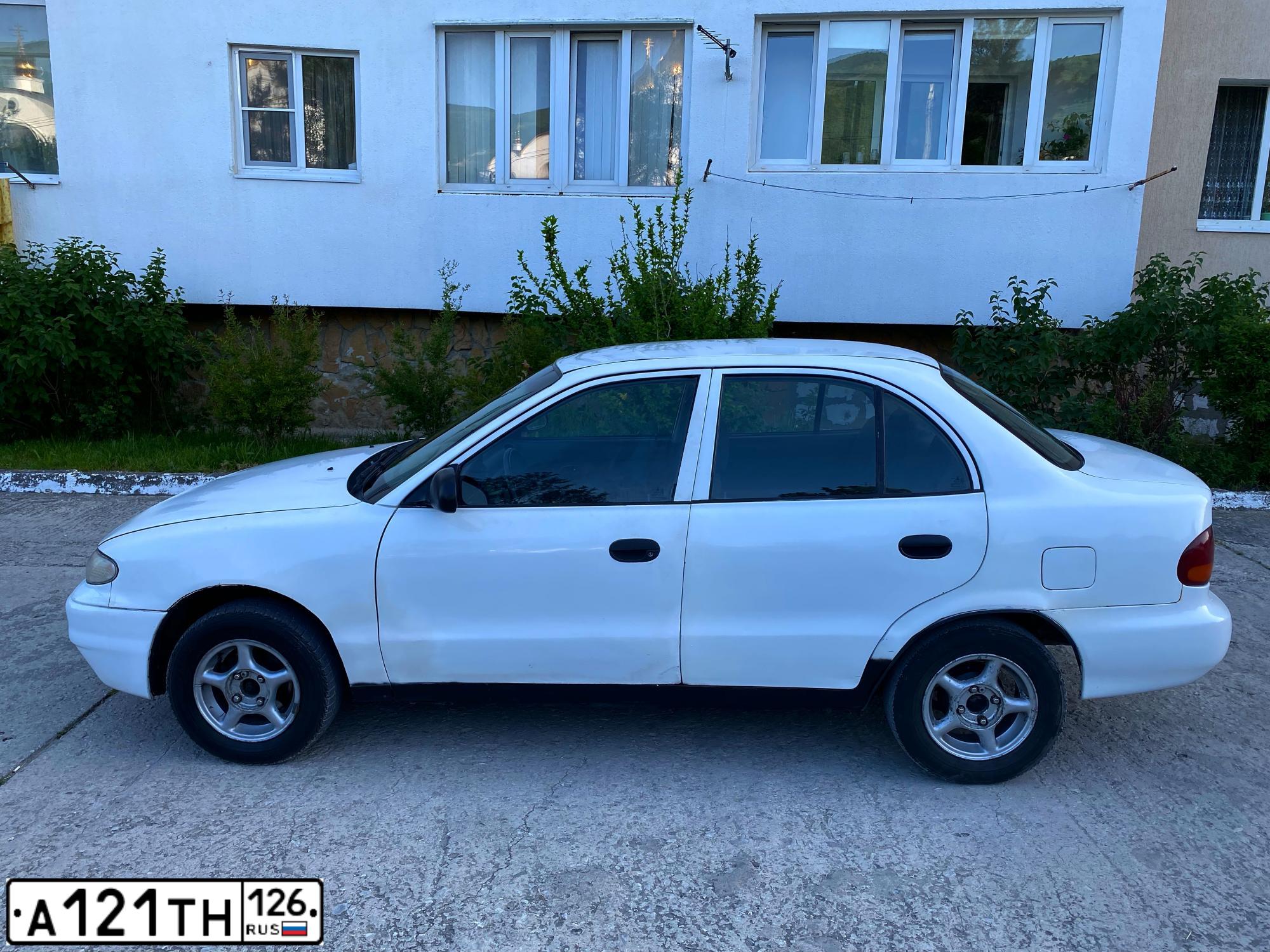 Фото автомобиля HYUNDAI ACCENT, 1995 — госномер У372ТВ193. Цвет: Белый