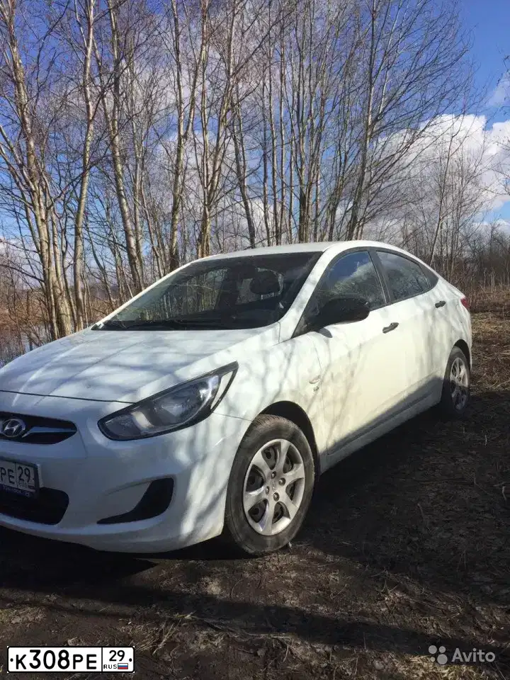 Фото автомобиля HYUNDAI SOLARIS, 2012 — госномер Е919КА70. Цвет: Белый