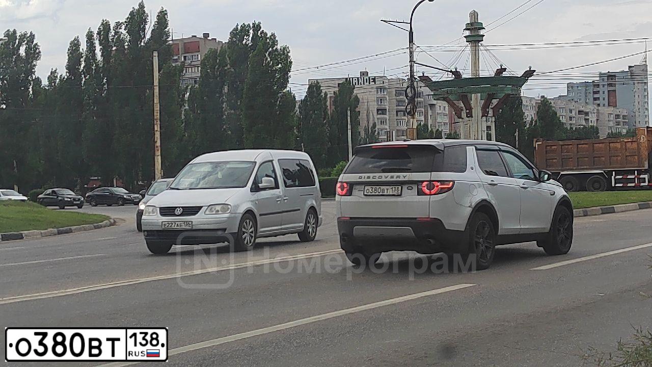 Фото автомобиля LANDROVER DISCOVERY SPORT, 2015 — госномер О380ВТ138. Цвет: СЕРЕБРИСТО-БЕЛЫЙ