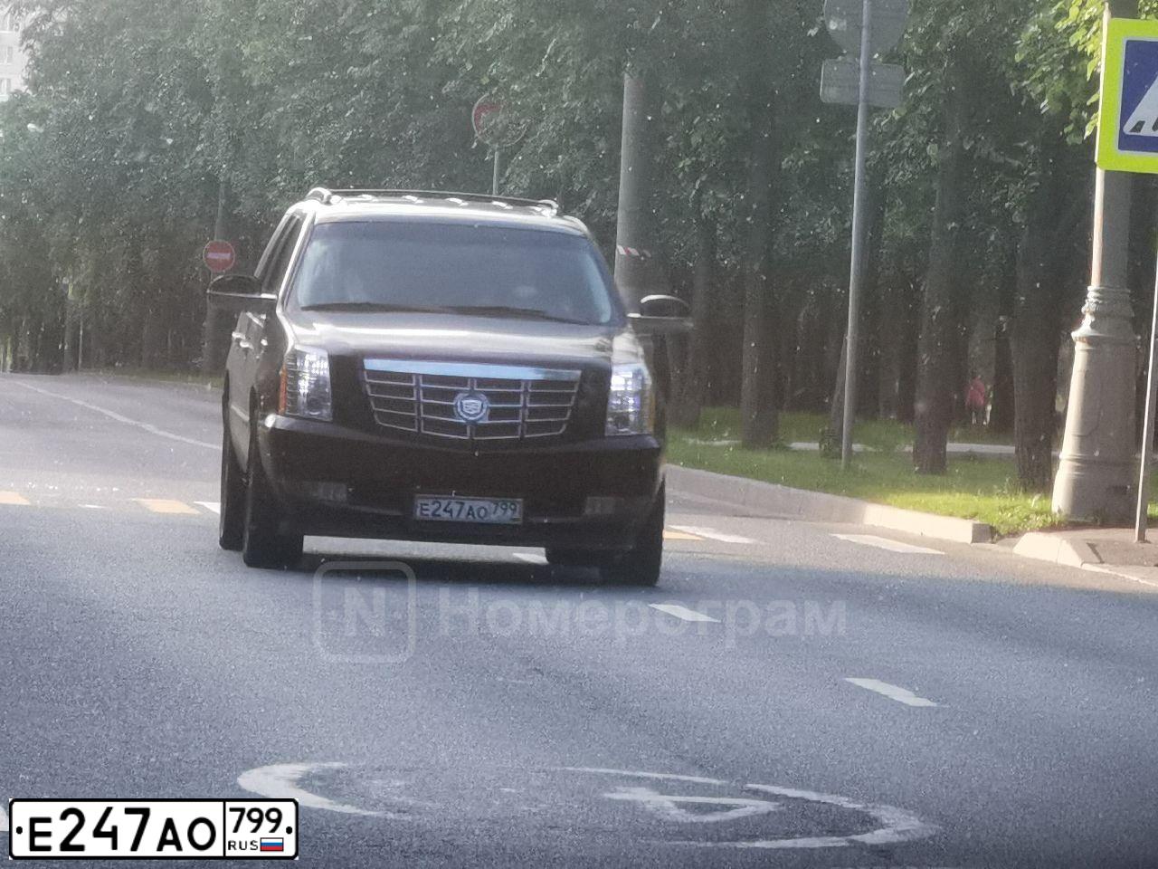 Фото автомобиля CADILLAC ESCALADE, 2011 — госномер Е247АО799. Цвет: ЧЕРНЫЙ