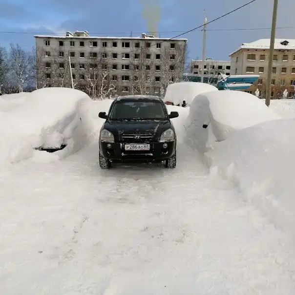 Фото автомобиля HYUNDAI TUCSON, 2008 — госномер А580УС51. Цвет: ЧЕРНЫЙ