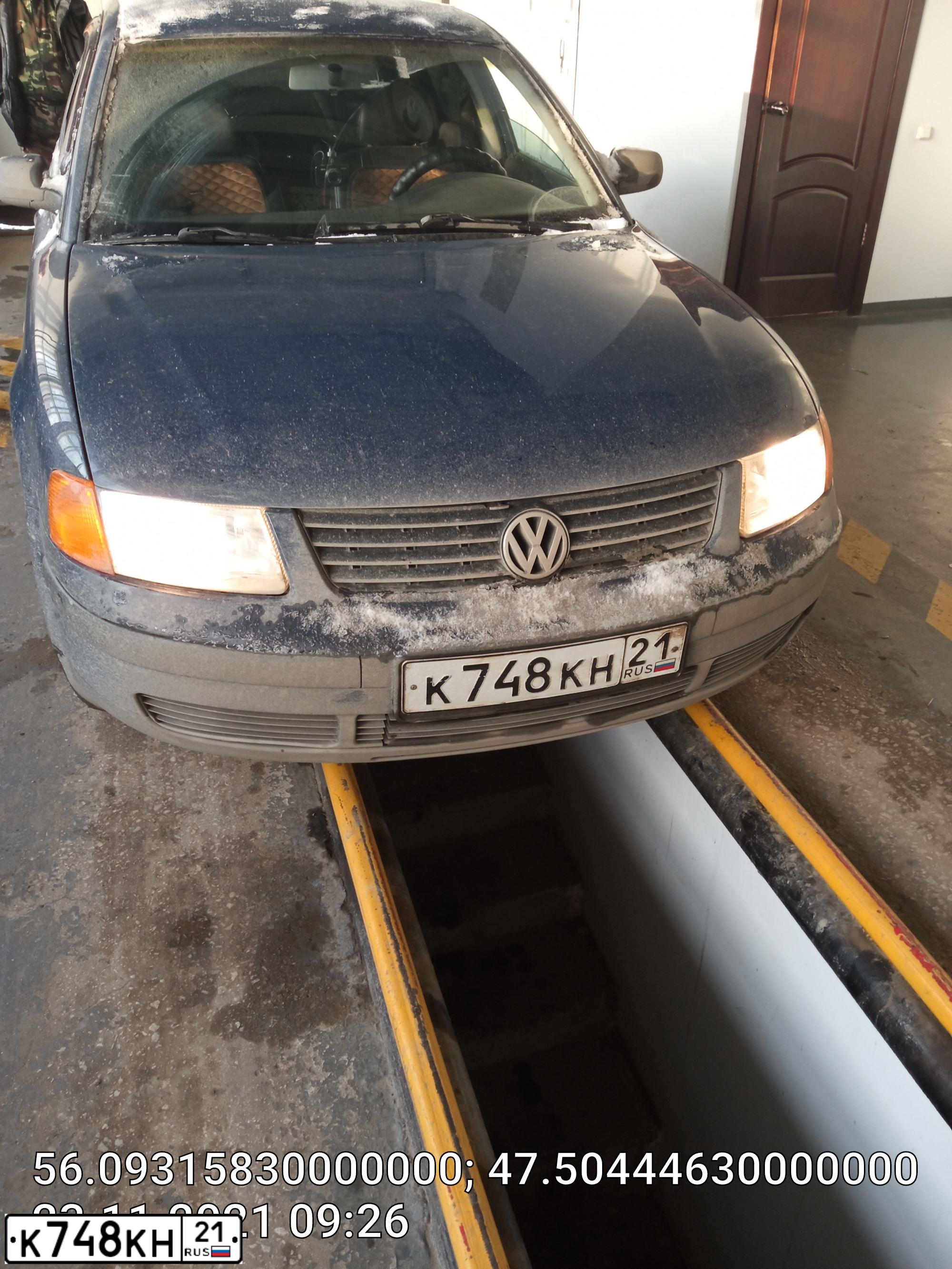Фото автомобиля VOLKSWAGEN PASSAT, 1997 — госномер В555ХА21. Цвет: Темно-синий