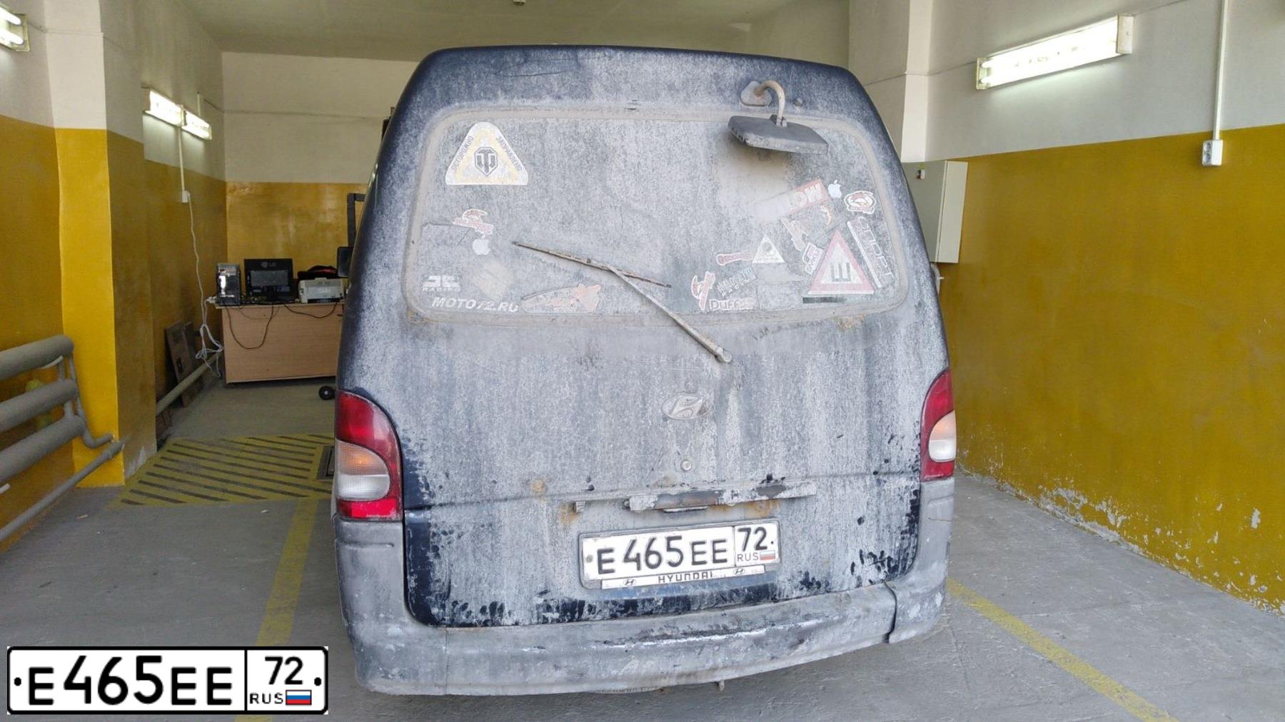Фото автомобиля HYUNDAI H 1/H 100/STAREX, 1995 — госномер Е465ЕЕ72. Цвет: СИНИЙ