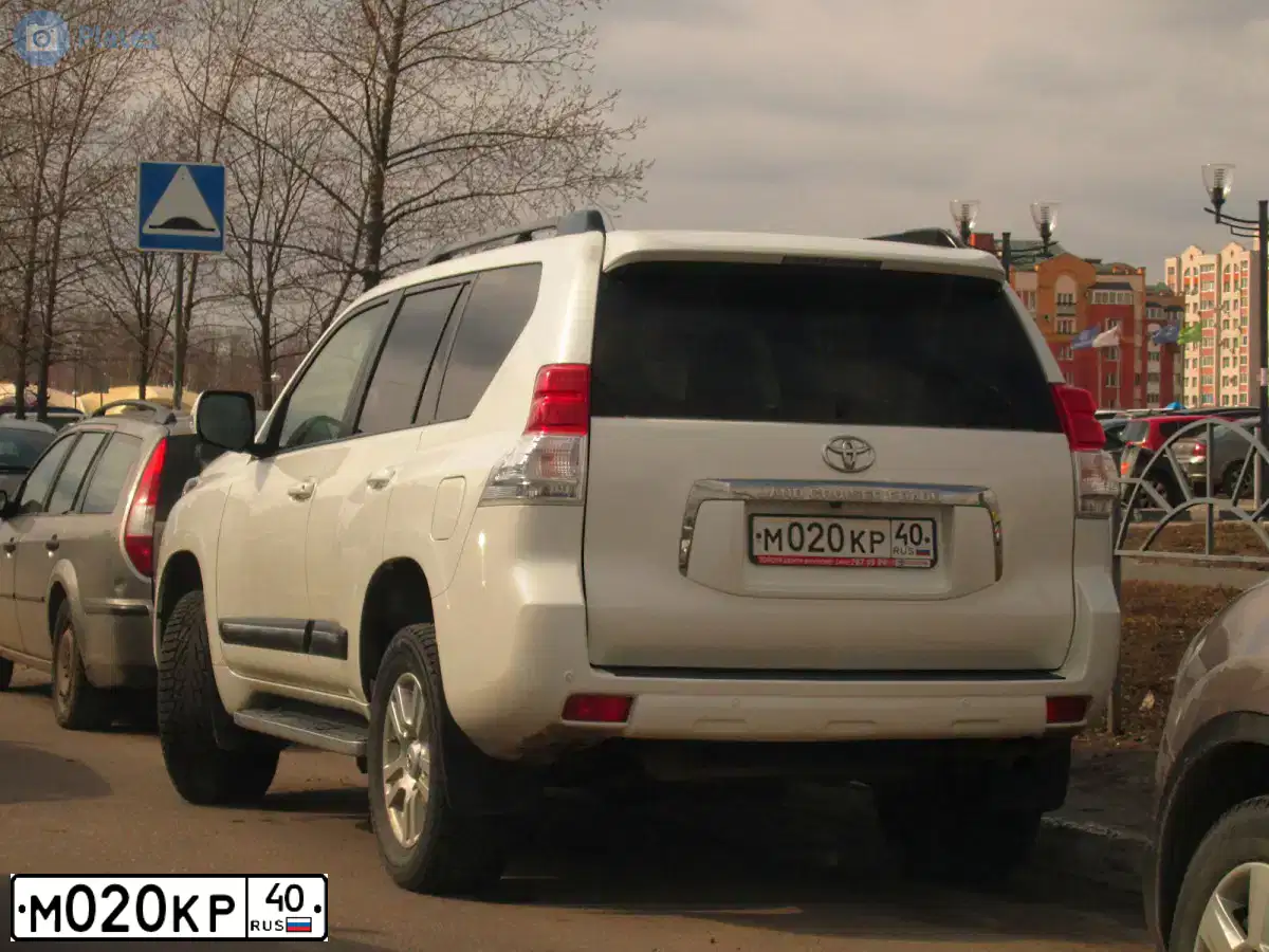 Фото автомобиля TOYOTA LANDCRUISER, 2013 — госномер М020КР40. Цвет: БЕЛЫЙ ПЕРЛАМУТР