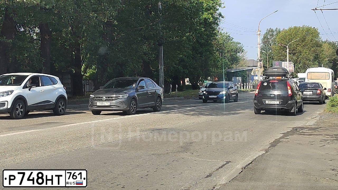 Фото автомобиля BMW SERIE 5, 2005 — госномер Р748НТ761. Цвет: Серебристый