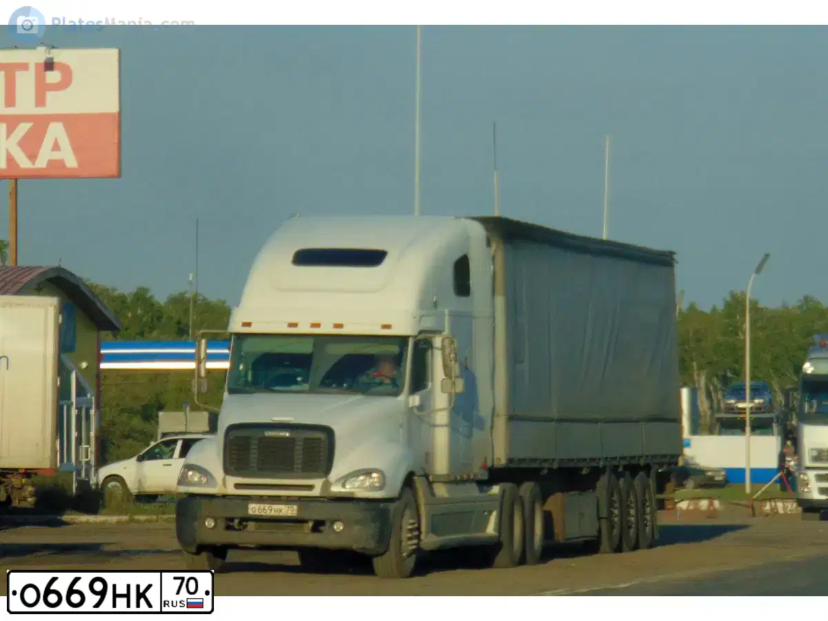 Фото автомобиля FREIGHTLINER COLUMBIA, 2001 — госномер О669НК70. Цвет: БЕЛЫЙ