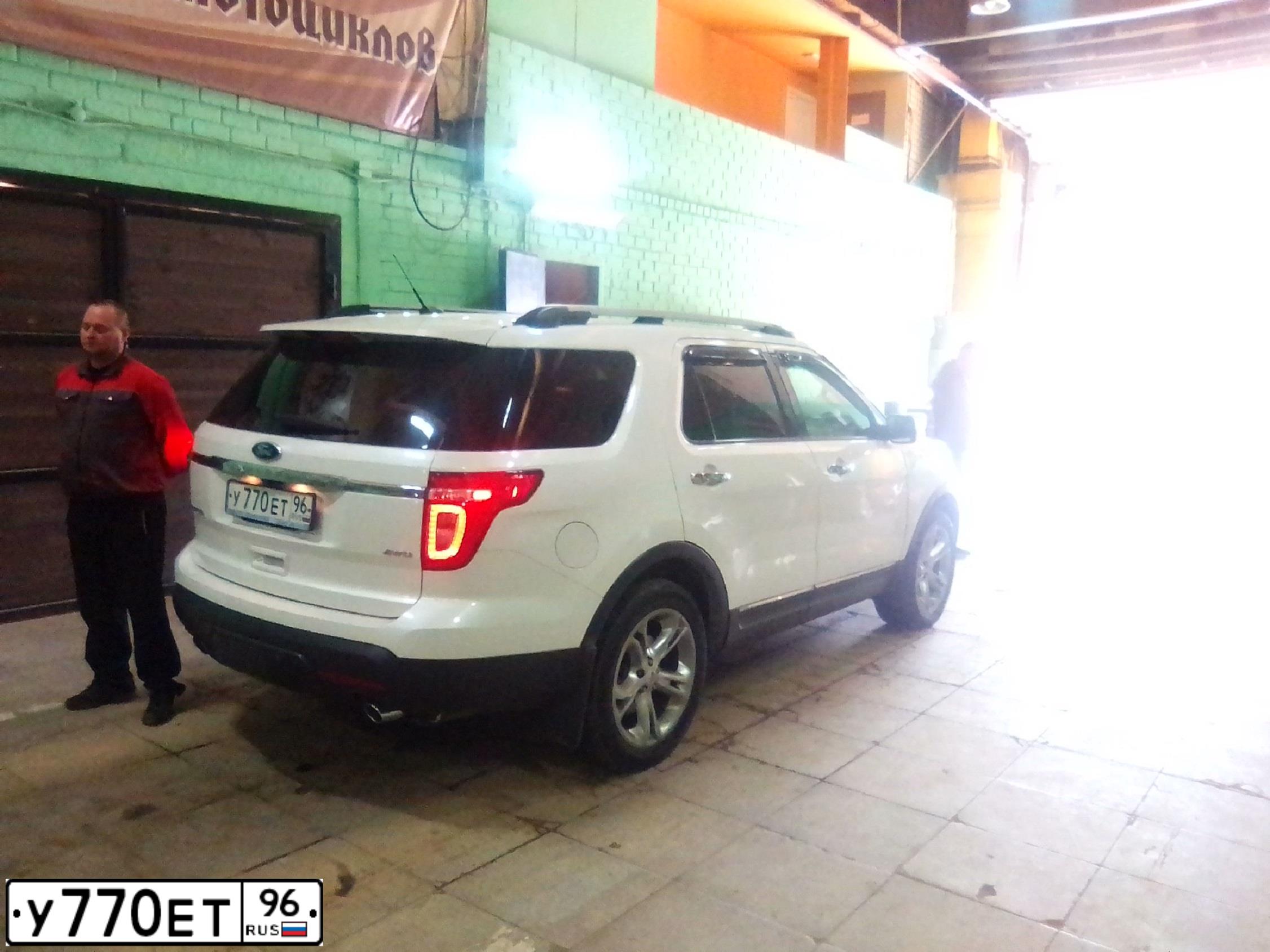 Фото автомобиля FORD EXPLORER, 2011 — госномер У770ЕТ96. Цвет: Белый