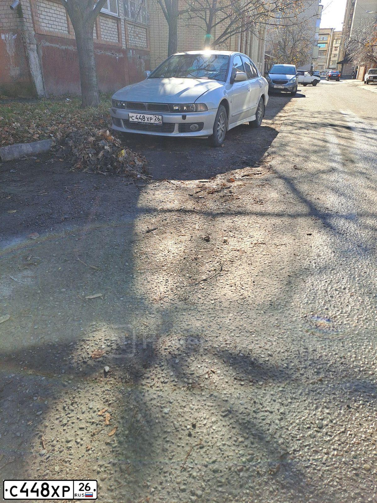 Фото автомобиля MITSUBISHI GALANT, 2002 — госномер С448ХР26. Цвет: СЕРЕБРИСТЫЙ