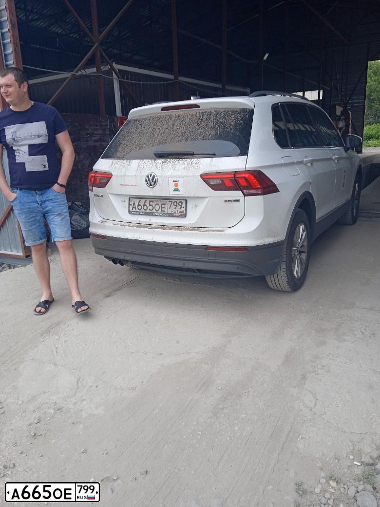 Фото автомобиля VOLKSWAGEN TIGUAN, 2019 — госномер У861ЕО48. Цвет: Белый