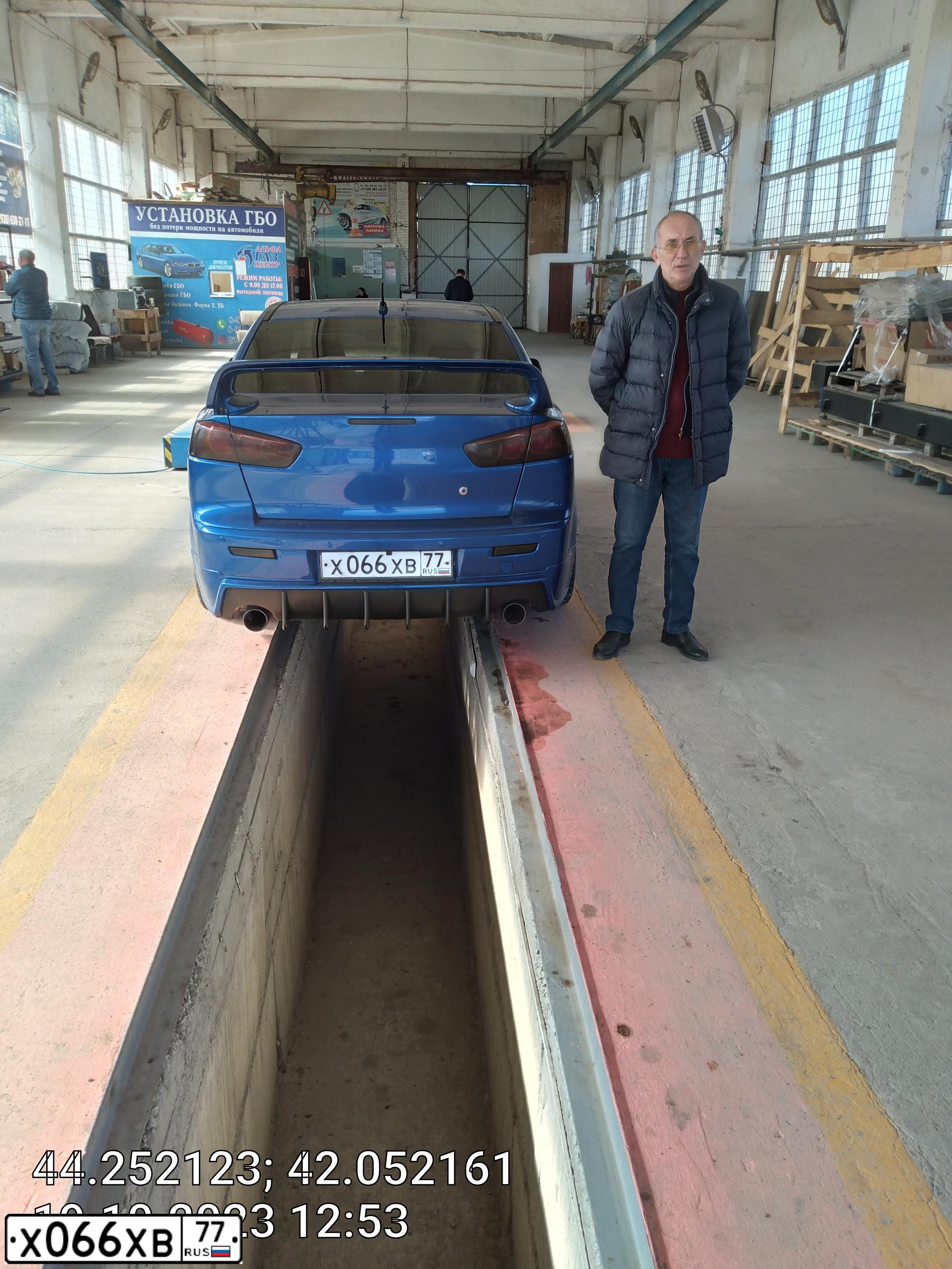 Фото автомобиля MITSUBISHI LANCER, 2008 — госномер Х080ОС09. Цвет: синий