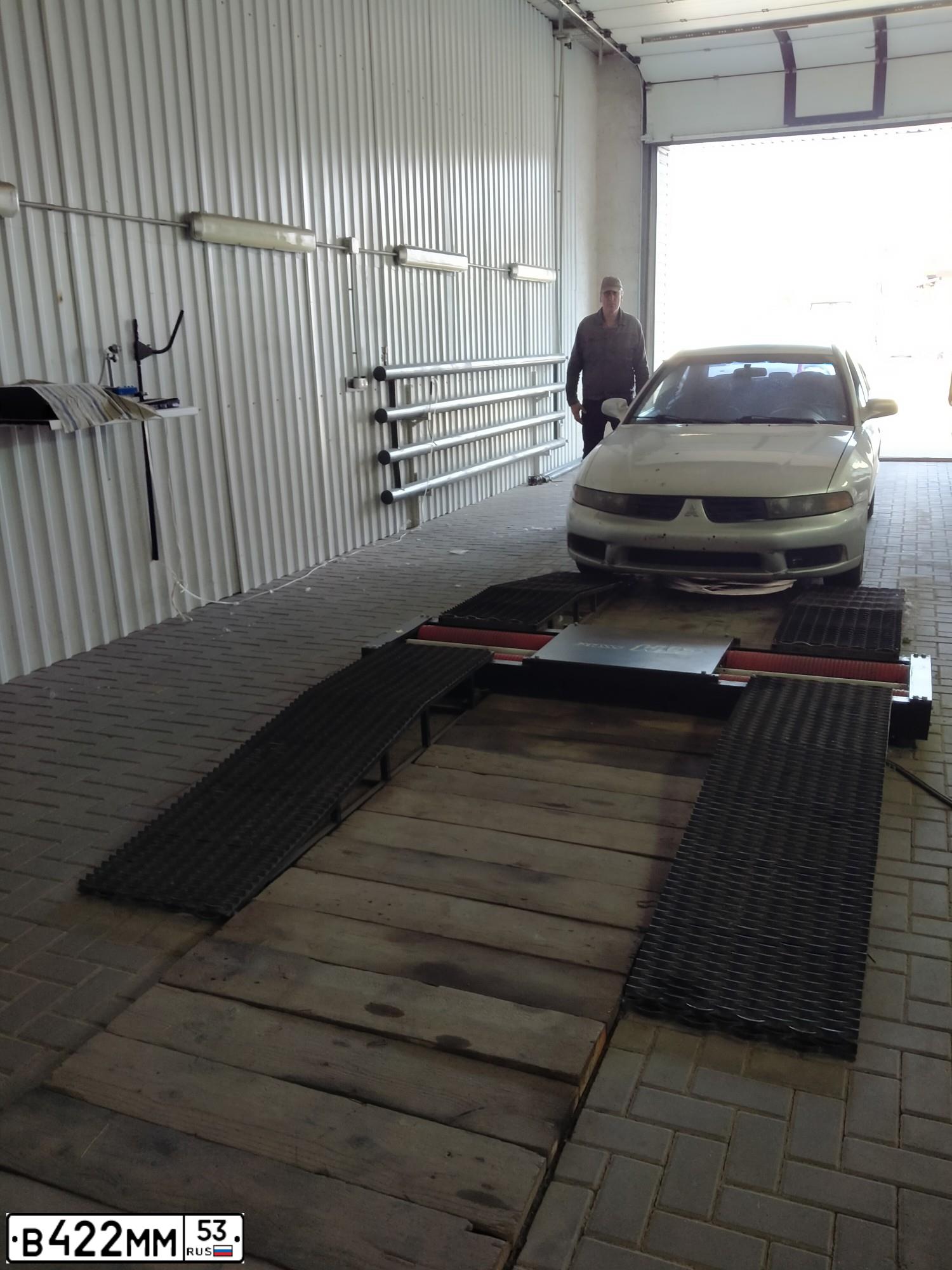 Фото автомобиля MITSUBISHI GALANT, 2002 — госномер У407ЕН31. Цвет: серебристый