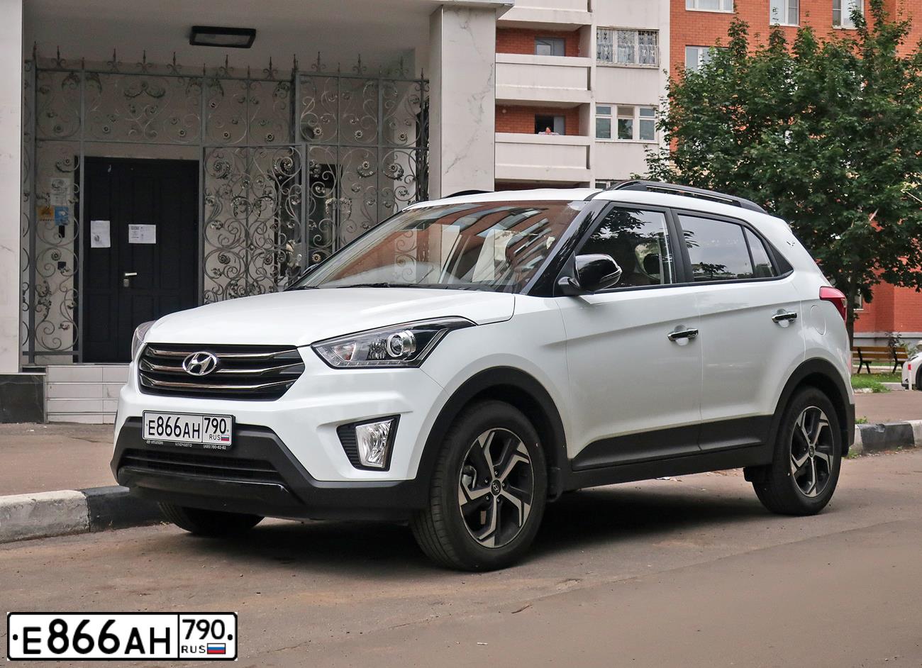 Фото автомобиля HYUNDAI CRETA, 2020 — госномер Е866АН790. Цвет: Белый