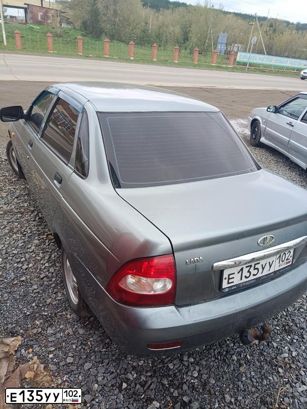 Фото автомобиля LADA 2170 PRIORA, 2008 — госномер Е135УУ102. Цвет: СРЕДНИЙ СЕРО-ЗЕЛЕНЫЙ МЕТ.