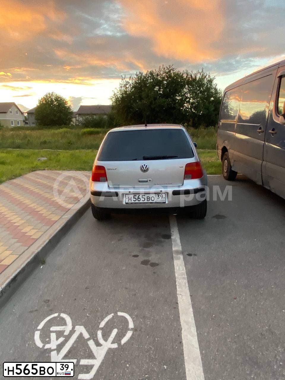 Фото автомобиля VOLKSWAGEN GOLF, 2001 — госномер С388ХМ39. Цвет: Серебристый
