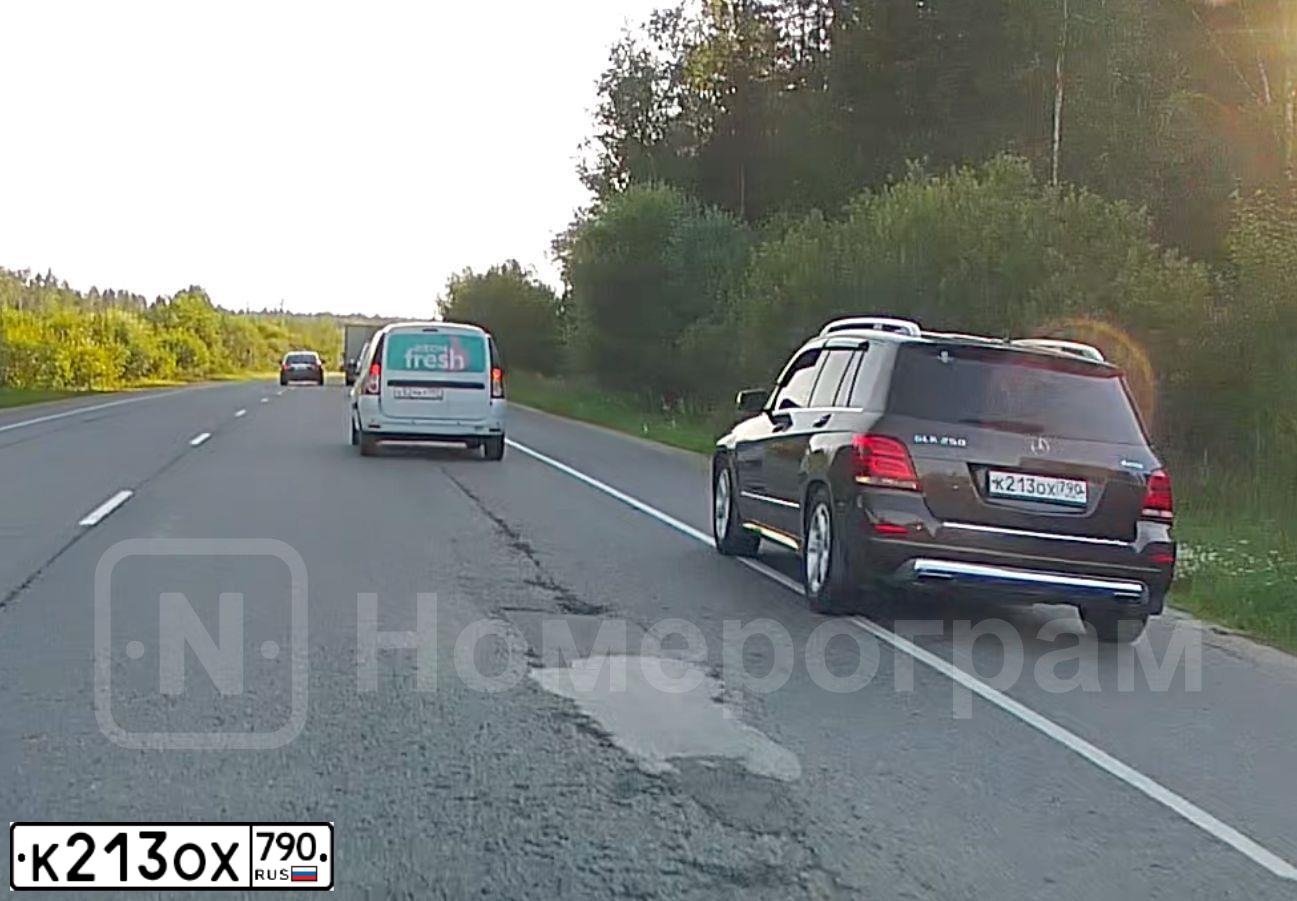 Фото автомобиля MERCEDES GLK-KLASSE, 2014 — госномер К213ОХ790. Цвет: Коричневый