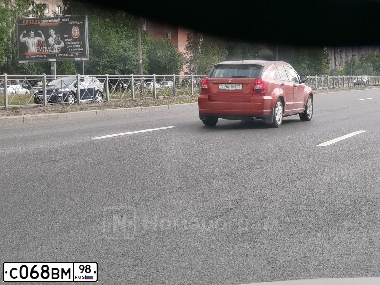 Фото автомобиля DODGE CALIBER, 2007 — госномер С068ВМ98. Цвет: Оранжевый