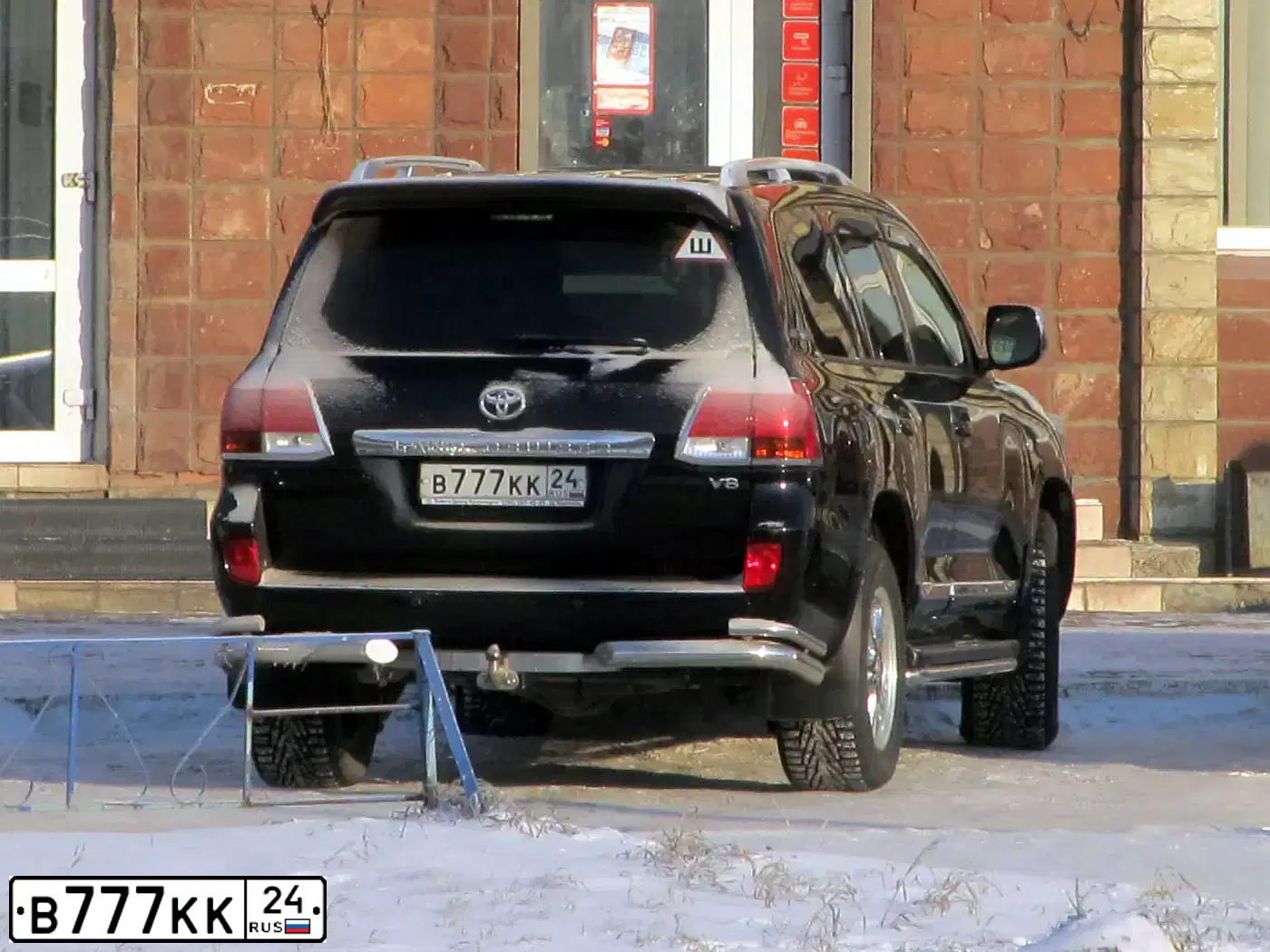 Фото автомобиля TOYOTA LANDCRUISER 200, 2011 — госномер В777КК24. Цвет: ЧЕРНЫЙ