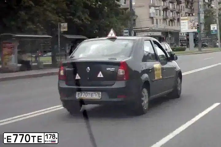 Фото автомобиля RENAULT LOGAN, 2010 — госномер Е770ТЕ178. Цвет: ТЕМНО-СЕРЫЙ