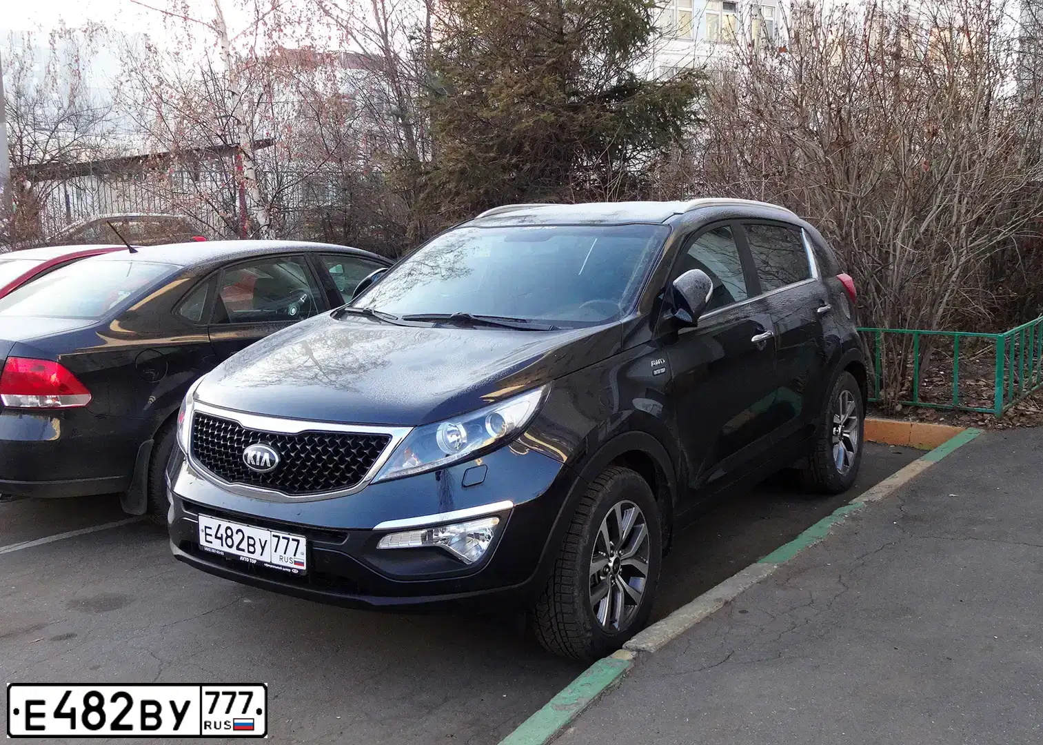 Фото автомобиля KIA SPORTAGE, 2014 — госномер Е482ВУ777. Цвет: ЧЕРНЫЙ