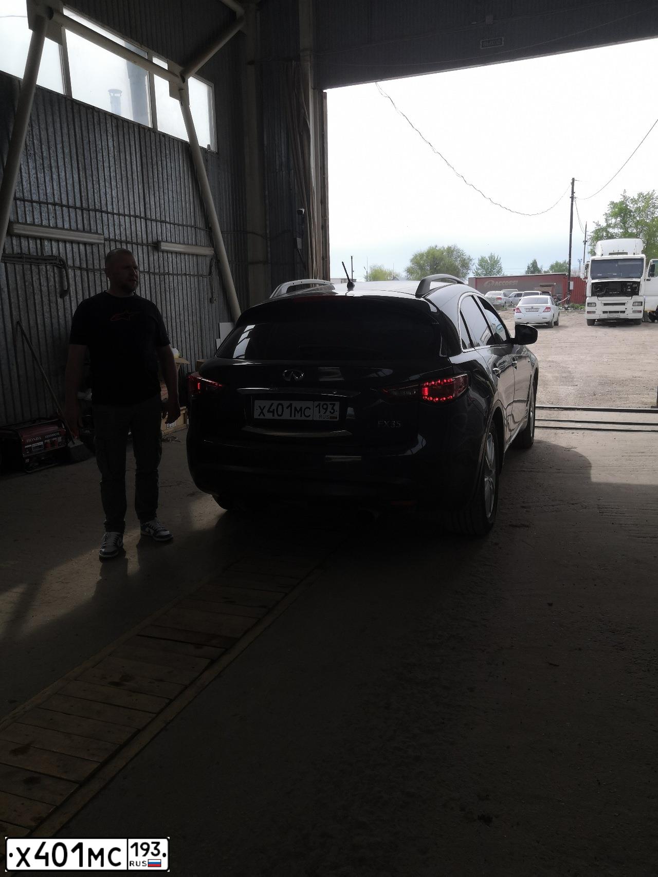Фото автомобиля INFINITI FX35, 2009 — госномер М659ЕР164. Цвет: Коричневый