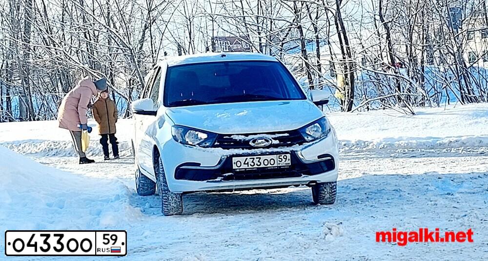 Фото автомобиля DAEWOO NEXIA, 2004 — госномер О433ОО59. Цвет: БОРДОВЫЙ