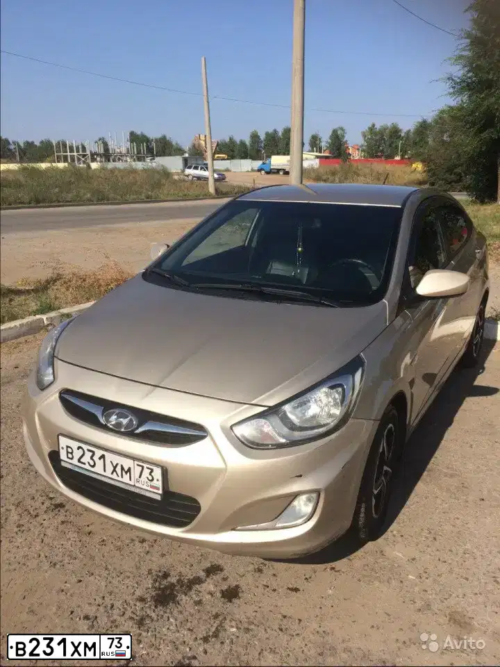 Фото автомобиля HYUNDAI SOLARIS, 2011 — госномер Р214АР196. Цвет: БЕЖЕВО-СЕРЫЙ
