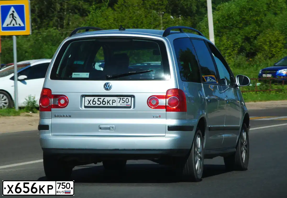 Фото автомобиля VOLKSWAGEN SHARAN, 2007 — госномер С850ЕТ197. Цвет: СЕРЕБРИСТЫЙ