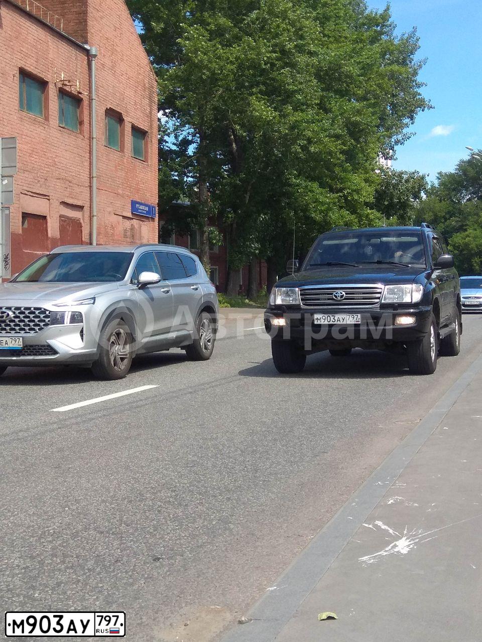 Фото автомобиля TOYOTA LANDCRUISER, 2005 — госномер В758ОВ35. Цвет: ЧЕРНЫЙ