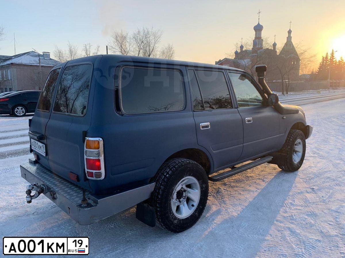 Фото автомобиля TOYOTA LANDCRUISER, 1991 — госномер А001КМ19. Цвет: синий