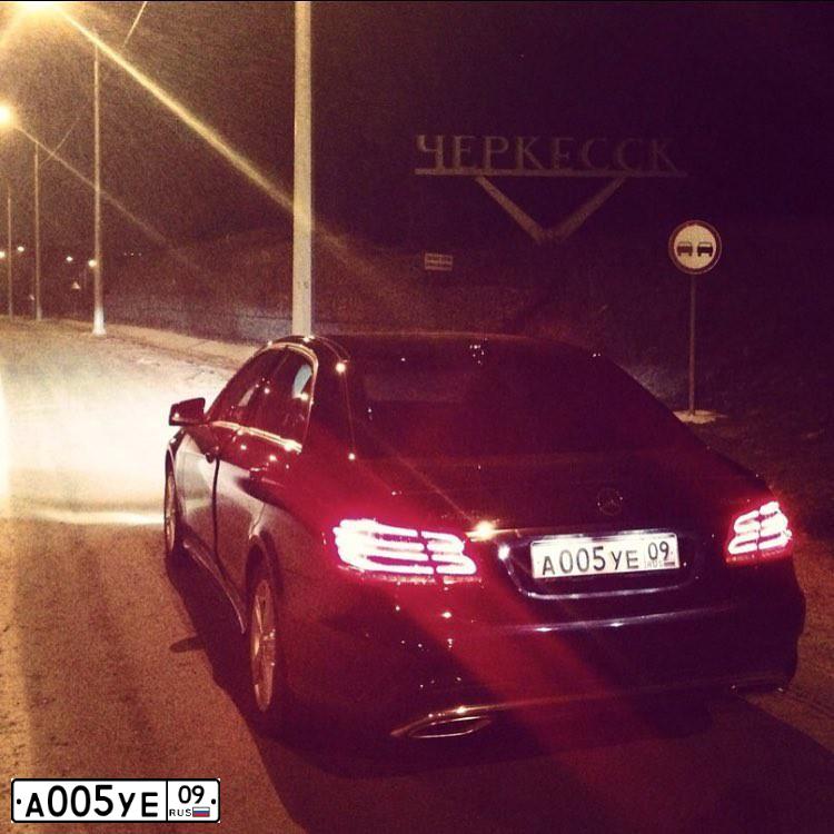 Фото автомобиля MERCEDES E-KLASSE, 2013 — госномер А005УЕ09. Цвет: ЧЕРНЫЙ