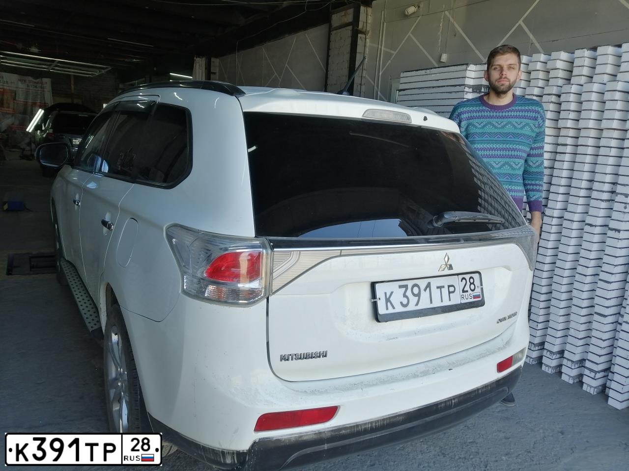 Фото автомобиля MITSUBISHI OUTLANDER, 2012 — госномер Н564ВВ28