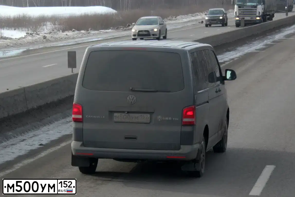 Фото автомобиля VOLKSWAGEN CARAVELLE, 2013 — госномер Р405АМ152. Цвет: Серый