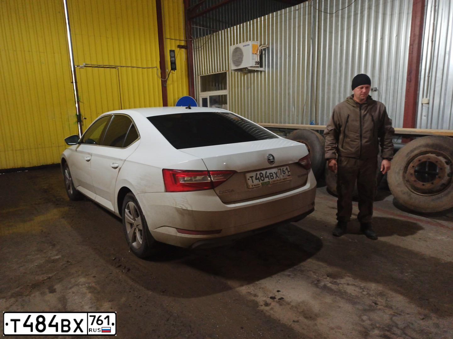 Фото автомобиля SKODA SUPERB, 2016 — госномер Х161КТ161. Цвет: БЕЛЫЙ